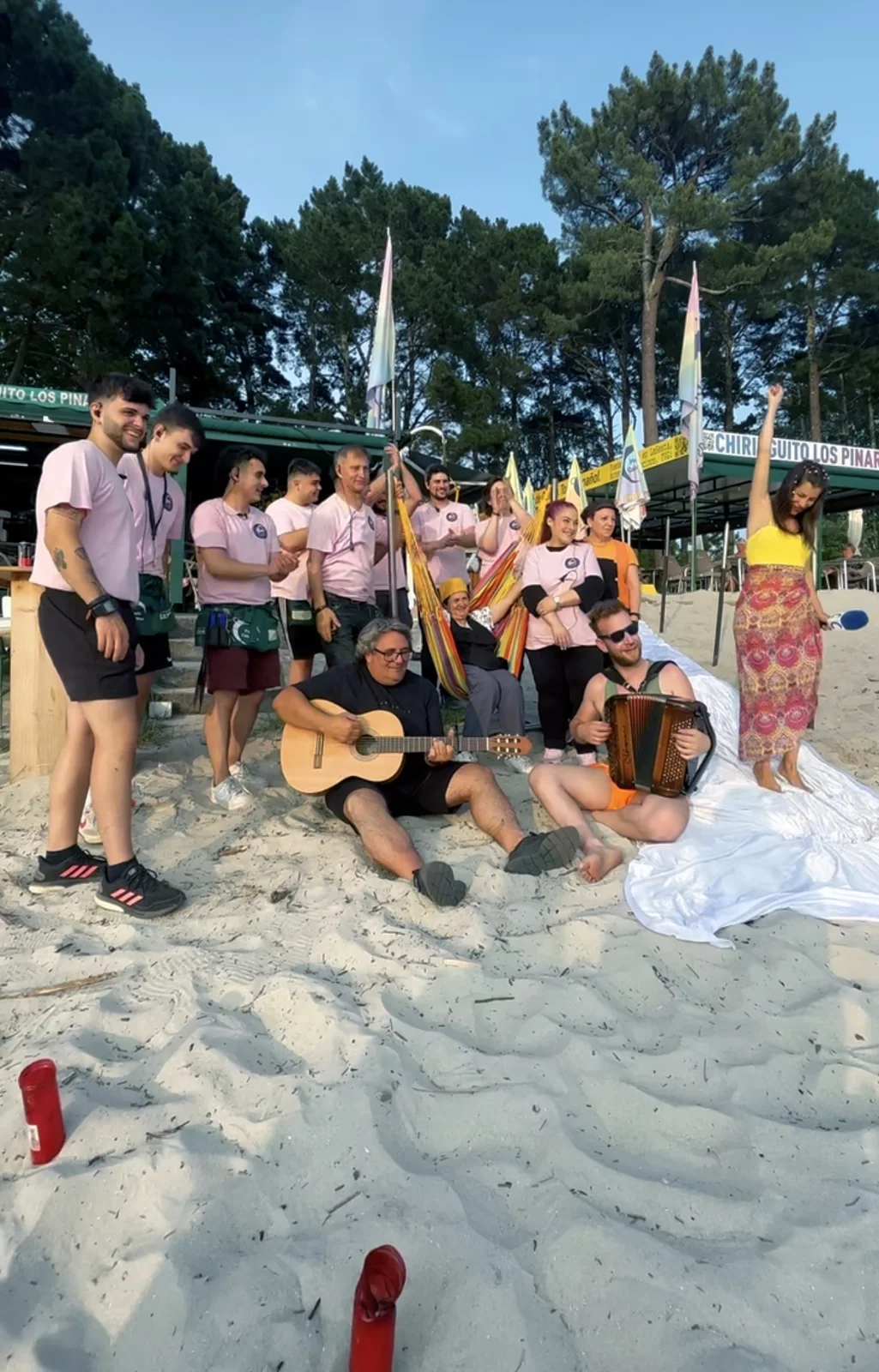 Equipo y ambiente joven en la playa