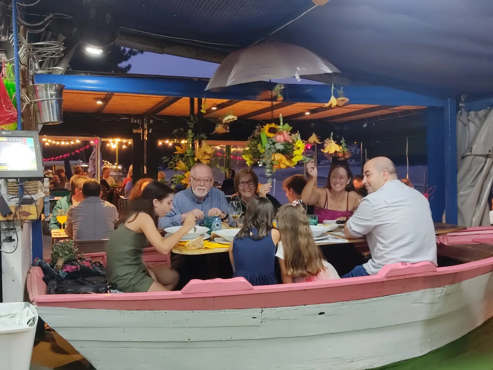Mesa de verano en la terraza de Los Pinares